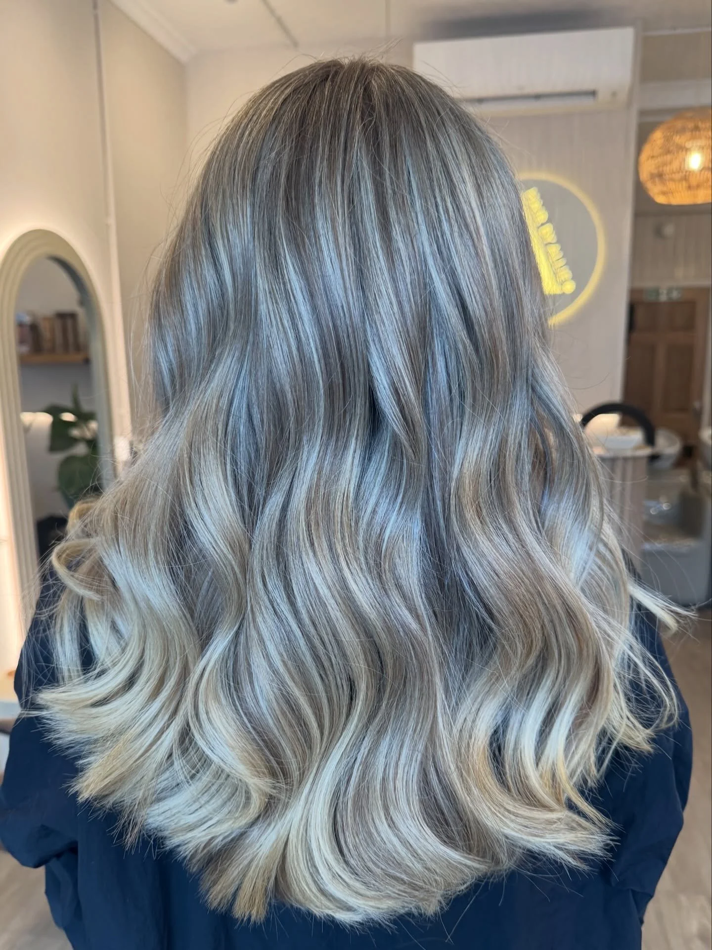 From colour correction to a full transformation 💫

Full head of highlights, softened in with a root shadow, finished with a bespoke toner, and completed the look with a fresh cut and waves 🤍

Swipe to see the before ➡️