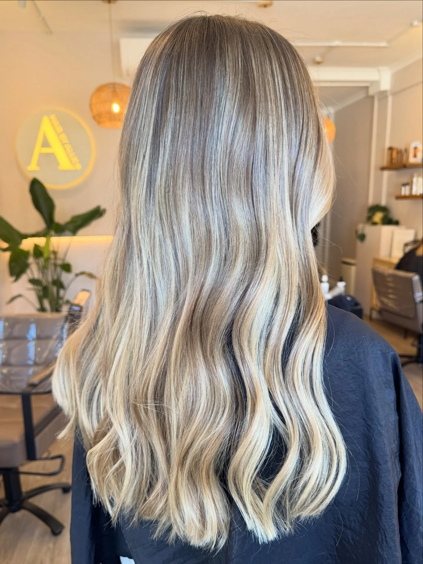 No colour for 3 years and look at this glow up ✨
She wanted something super low maintenance but still bright and fresh, and we&rsquo;re obsessed with how this turned out! Swipe for the before 🤍 
.
.
.
.
.
.
#hairtransformation #surreysalon #hairinsp
