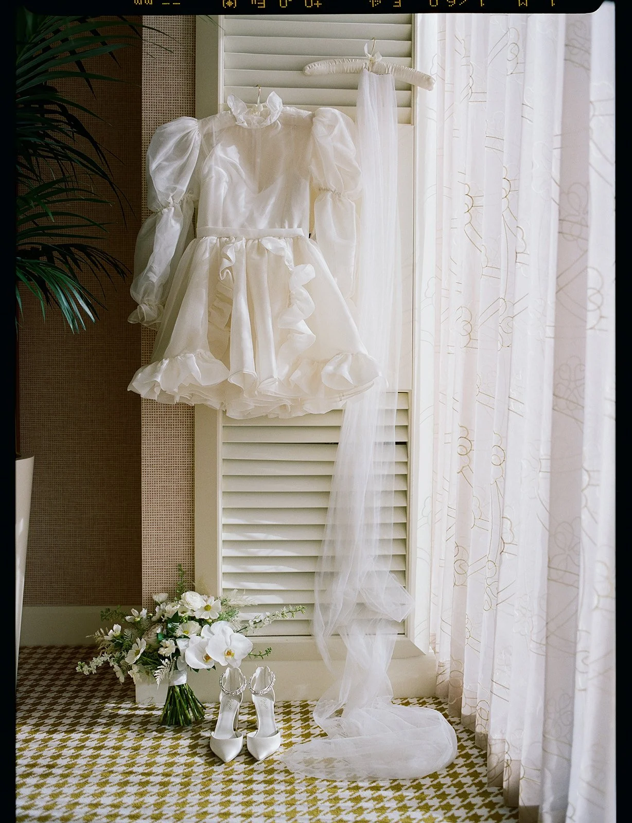 Hearttthrob-White Chapel-Vegas-wedding-elopement-01.jpg