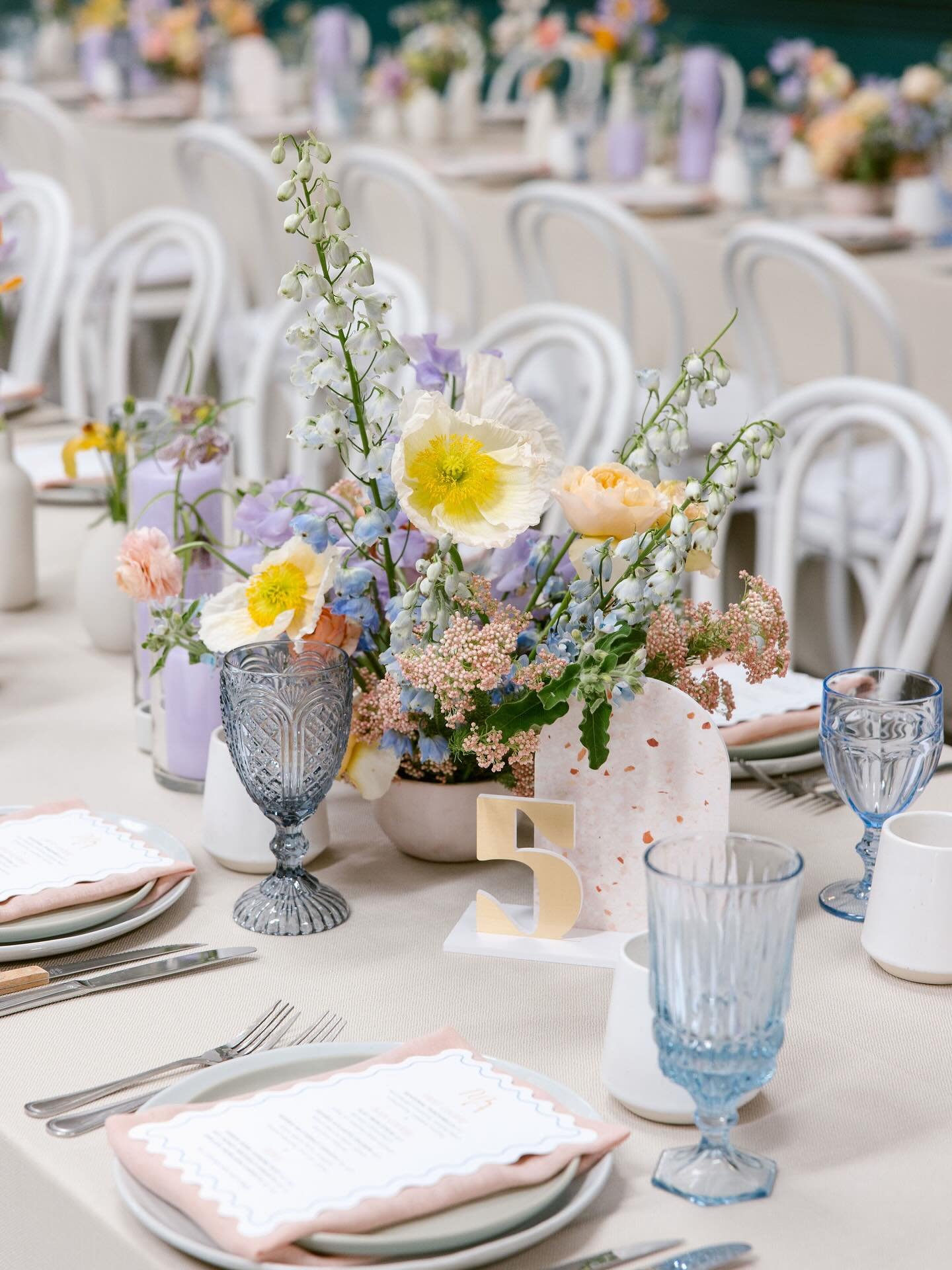 Spring things for Alice and Mattea from @tropicofflowers 🌿🐣🤤

@heartthrob_events 
@tropicofflowers 
@jemerlingweddings 
@heartofgolddjs 
@flouringla 
@emilylynnandcompany 
@archiverentals 
@brighteventrentals 
@primandpixie 
@thefighouse