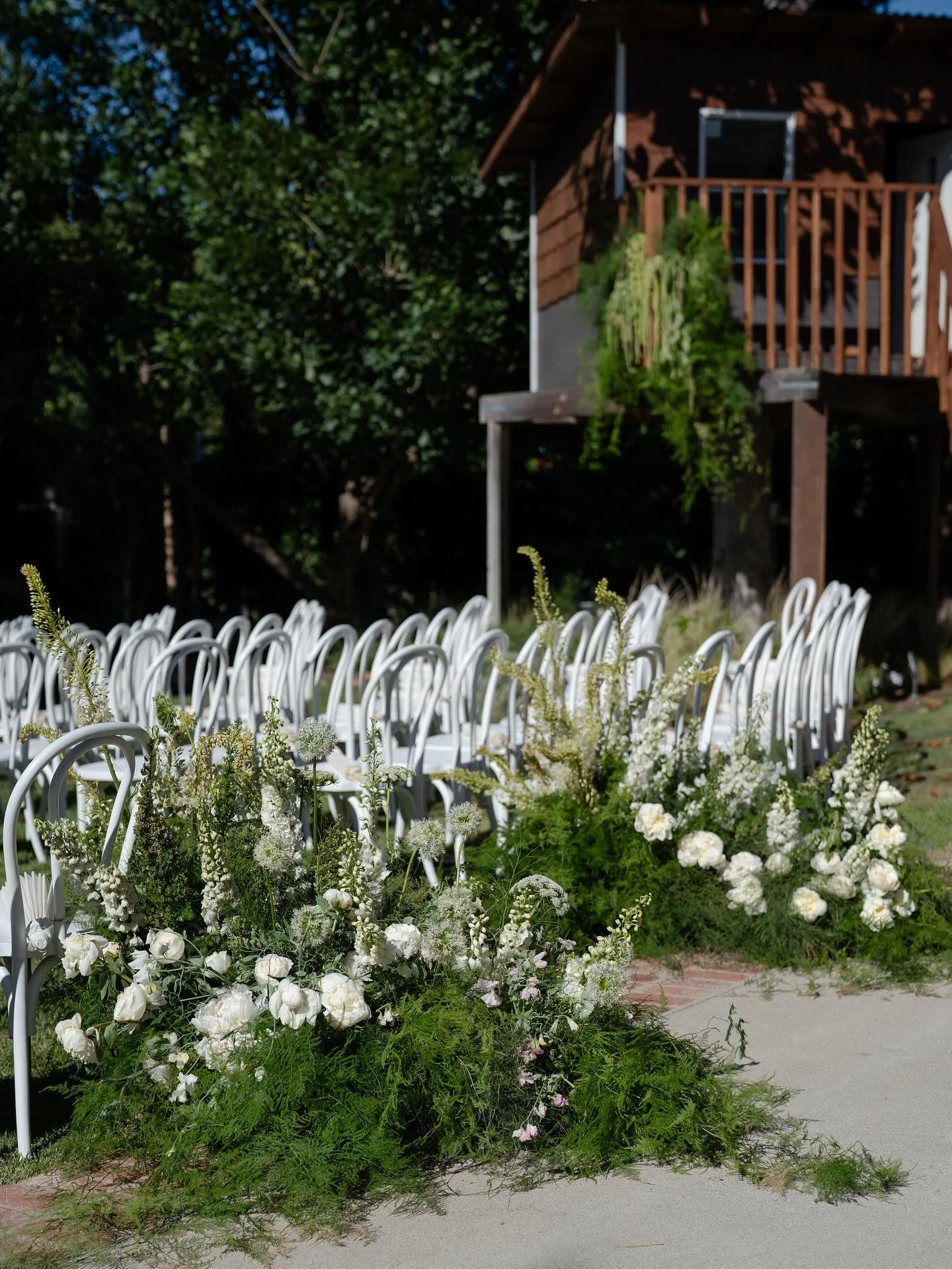 We would *never* leave the family treehouse out of the floral design! Ideal LA summer evening at home, shot by the incomparable @rebeccayale 🤍🌿

@rebeccayale 
@dreamcatcherartistry 
@paigewishart_glam 
@hannahmilgrom 
@pbrumz 
@aamberlu 
@dartcolle