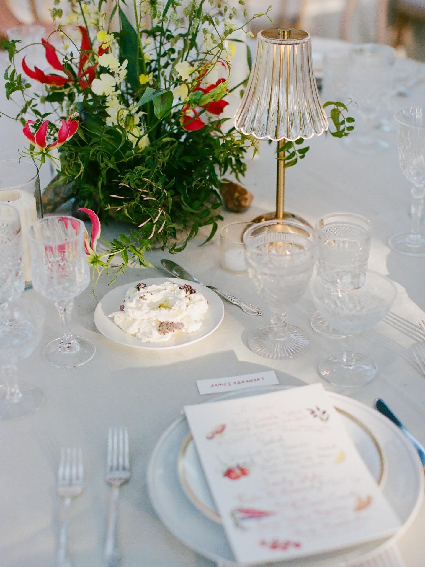 Will anything ever top the breezy vineyard beauty of Haley + Ilsey&rsquo;s family style reception? The whipped butter?! The @kellyjross florals and @nubo_studio stationery of it all?!

We have been chasing that high ever since🍃🍇🍝

Planning + desig