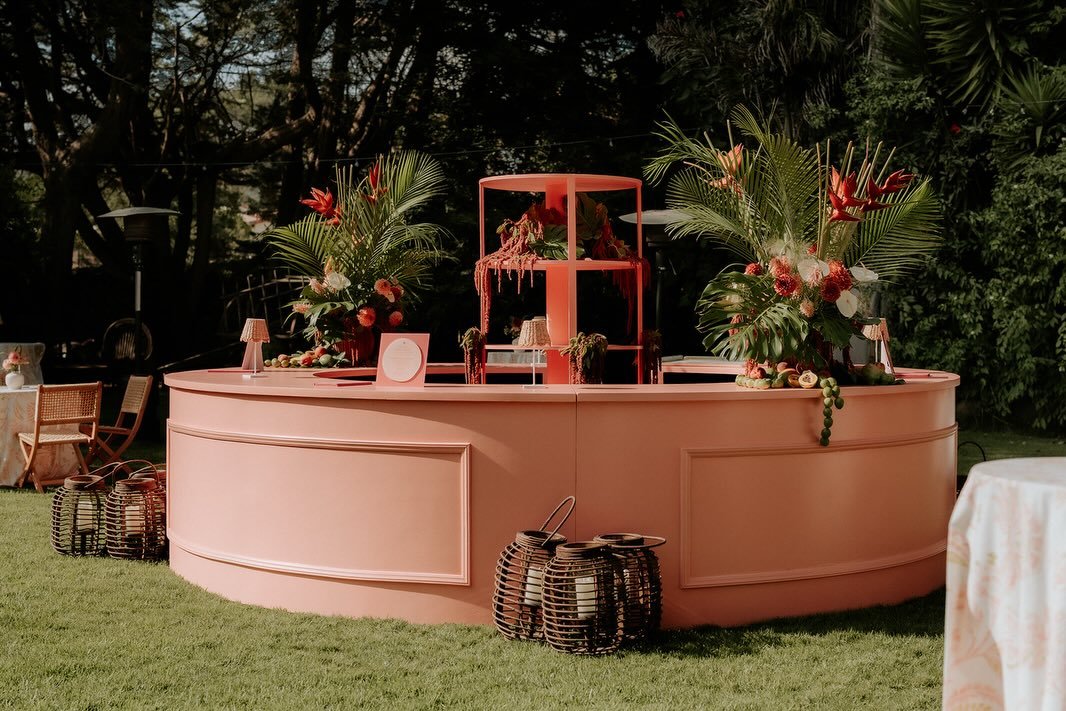 Let&rsquo;s dive into the lore behind this custom bar that I made my entire identity last year 🐚🤿

We wanted elevated tropical Kauai throughout Morgan + Brandon&rsquo;s wedding weekend, starting strong with their Friday night rehearsal dinner and w