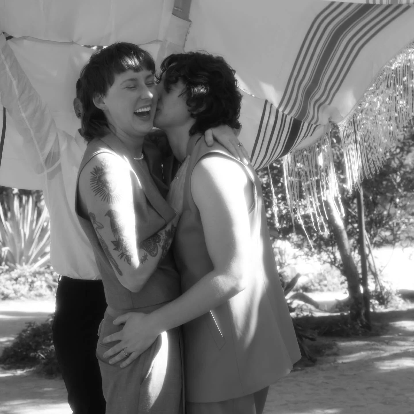 Let&rsquo;s get VERY gay and stylish in the desert, it&rsquo;s the law 🧑&zwj;⚖️🥵😮&zwj;💨

@twobunchpalms 
@archiverentals 
@brighteventrentals 
@bbjlatavola 
@oooey.studios 
@letterandink 
@samlachman 
@lauraestenson
@sophiestraussstyling 
@samlac