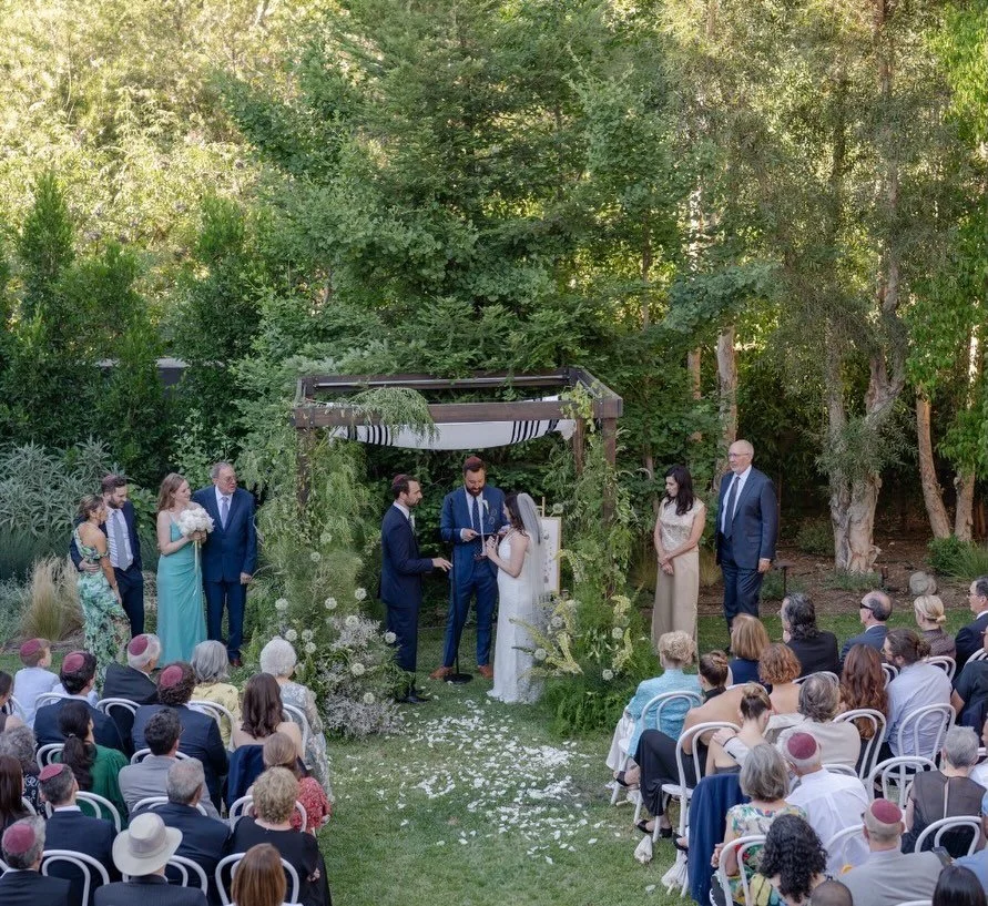 Having a ceremony at a family home is such a special experience, and a perfect way to weave in sentiment without doing a full-build. We love the ceremony at home and reception elsewhere formula 👩&zwj;🔬❤️

You would never know that this gorgeous for