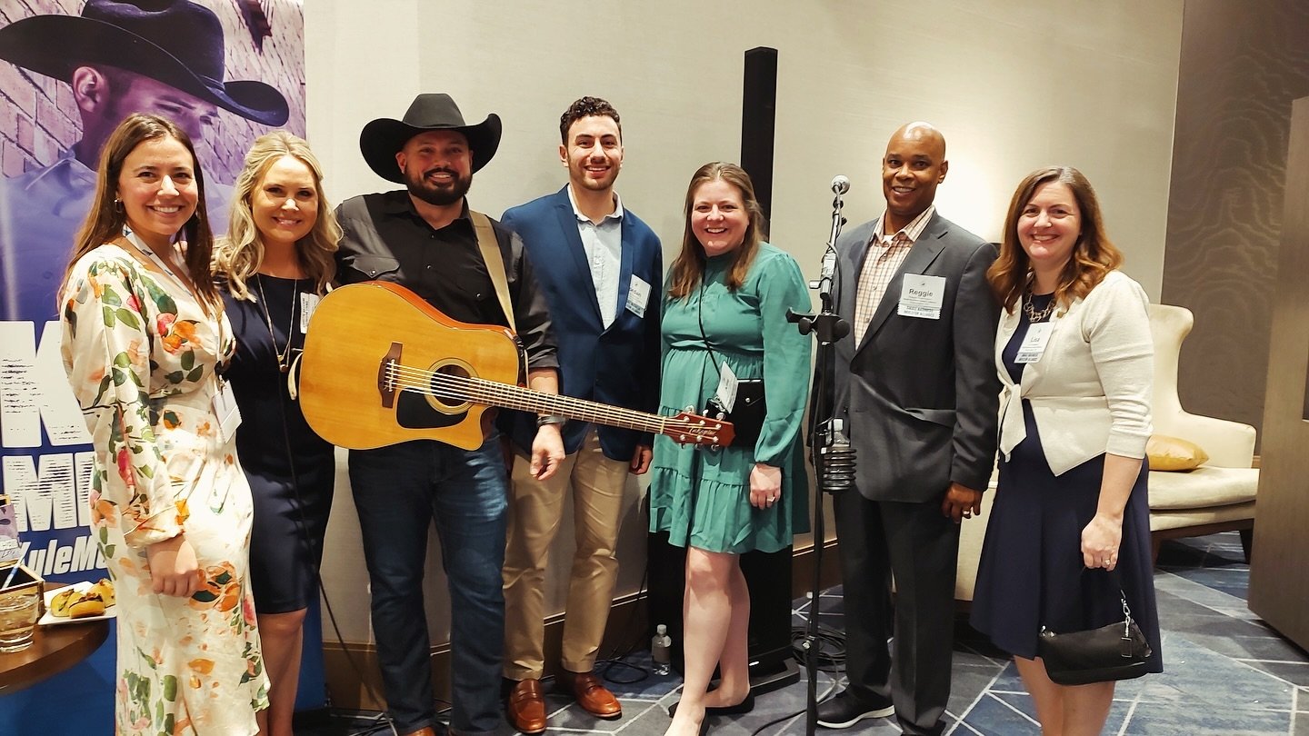 It&rsquo;s always fun connecting with new fans at corporate events here in Nashville🤠
🎶🎶🎶
#nashville #kylemercermusic #countrymusic #livemusic #business #fans #singer #guitarist 
@centurymusicgroup.nashville