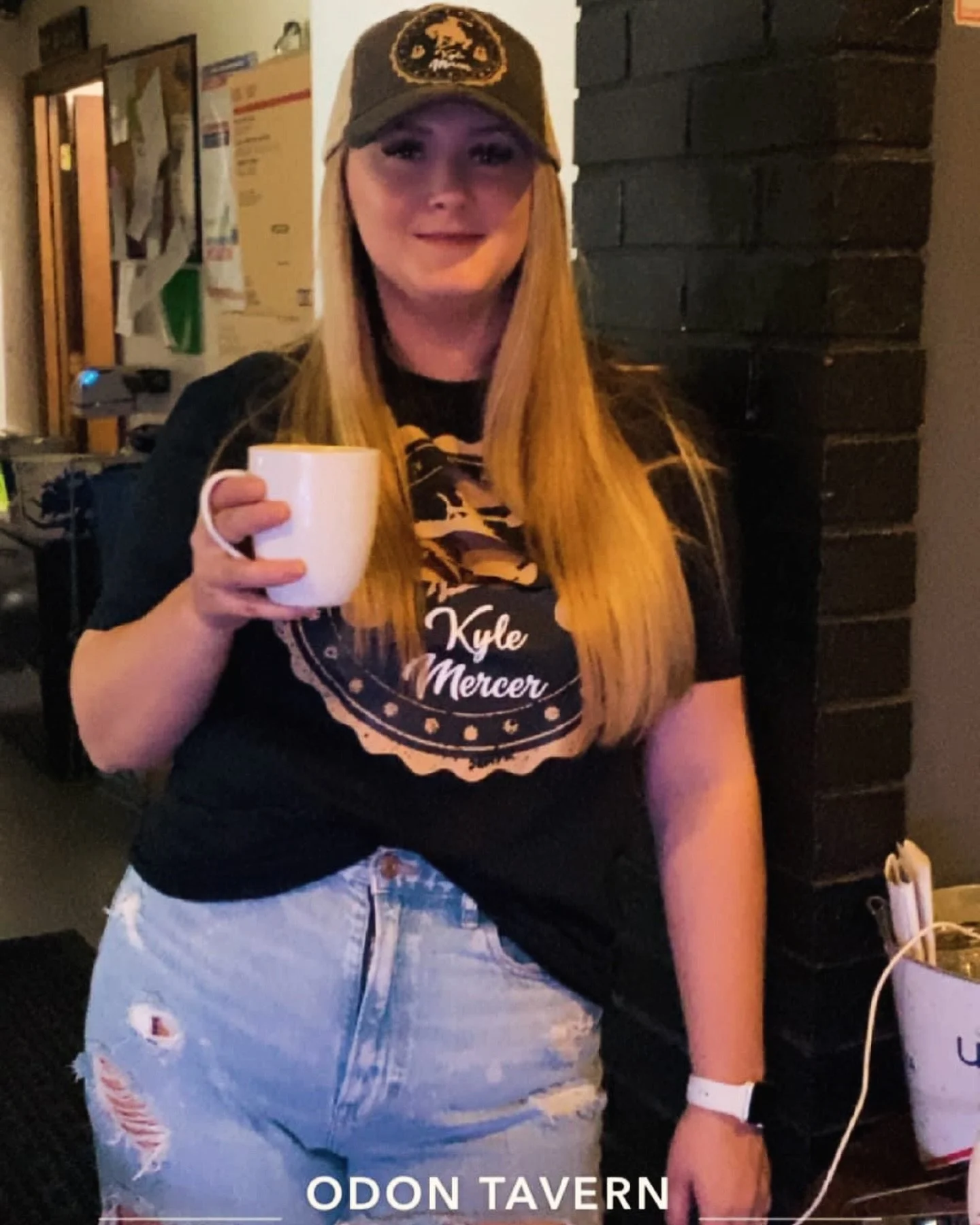 When the cool kids are rocking your Merch at the bar. Yeaaaah buddy😎 Looking good! 👌🎶
#merch #fans #countrymusic #indiana #nashville #musicartist #songwriter