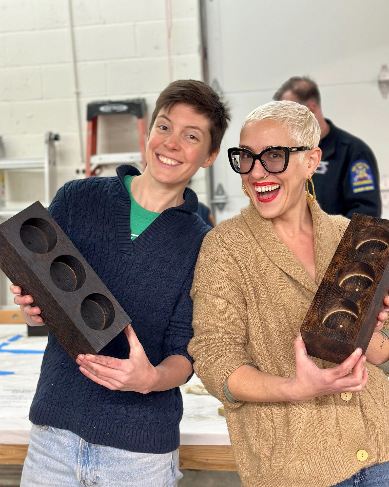 Come craft with us THIS SATURDAY, 12-5pm, at our downtown shop! Our Annual Holiday Faire is all ages and open to all - can't wait to see you! 🔨✨
More info and SIGN-UP: &rarr;hammerstoneschool.org/events