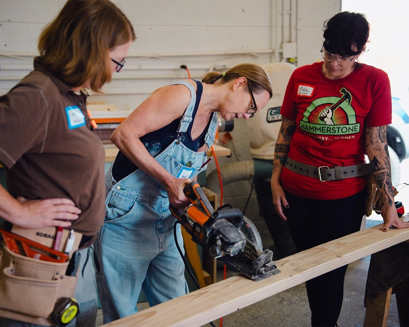 What's the difference between these two circular saw styles? 

Worm drive saws (photo 1) are named for the 'worm gear' that's needed to translate the motor's force because it's positioned *behind* the blade. They have a longer and heavier body that p