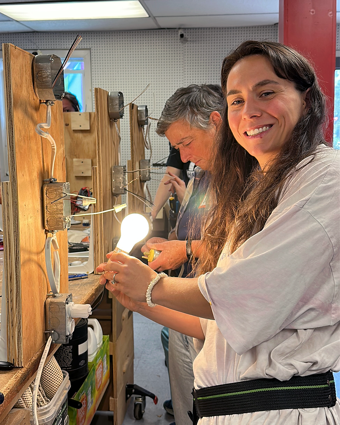 electric smiling lightbulb 2025 1080.png