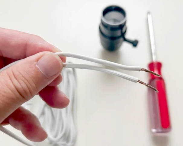lamp rewire holding cord.png