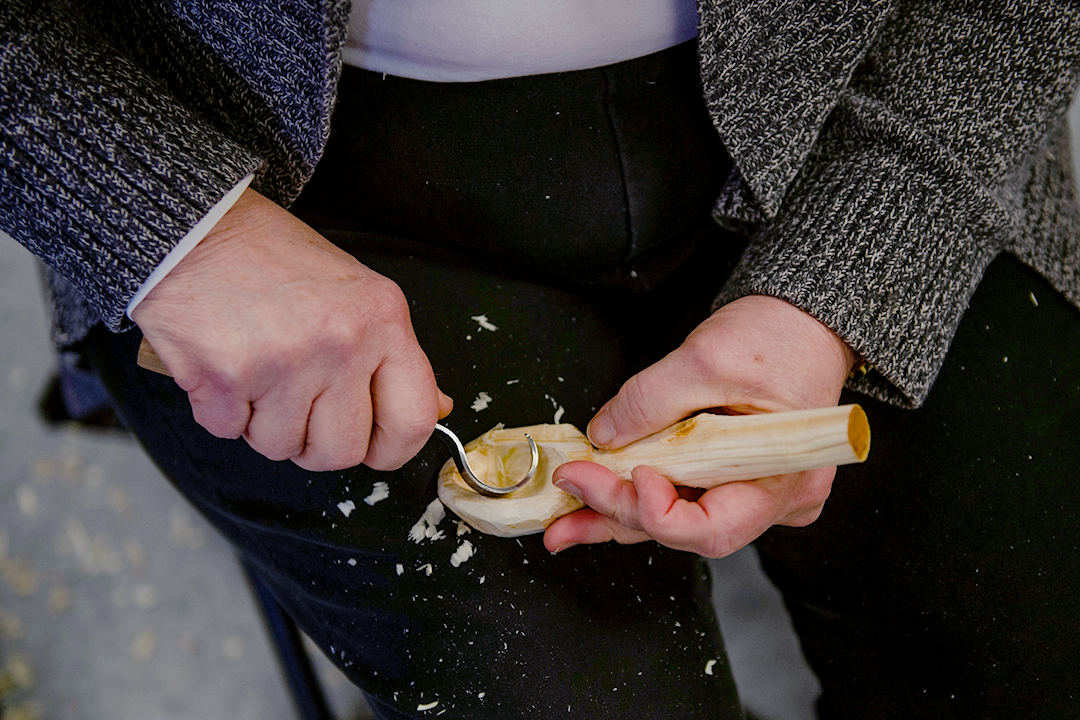 carve spoon close up curved knife 6x4 1080.png