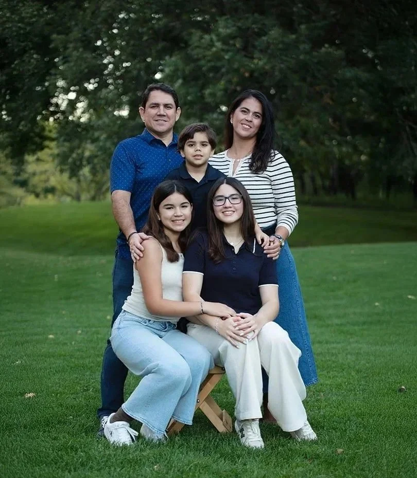 Family of 5 photographed in Normandale Lake Park, MN