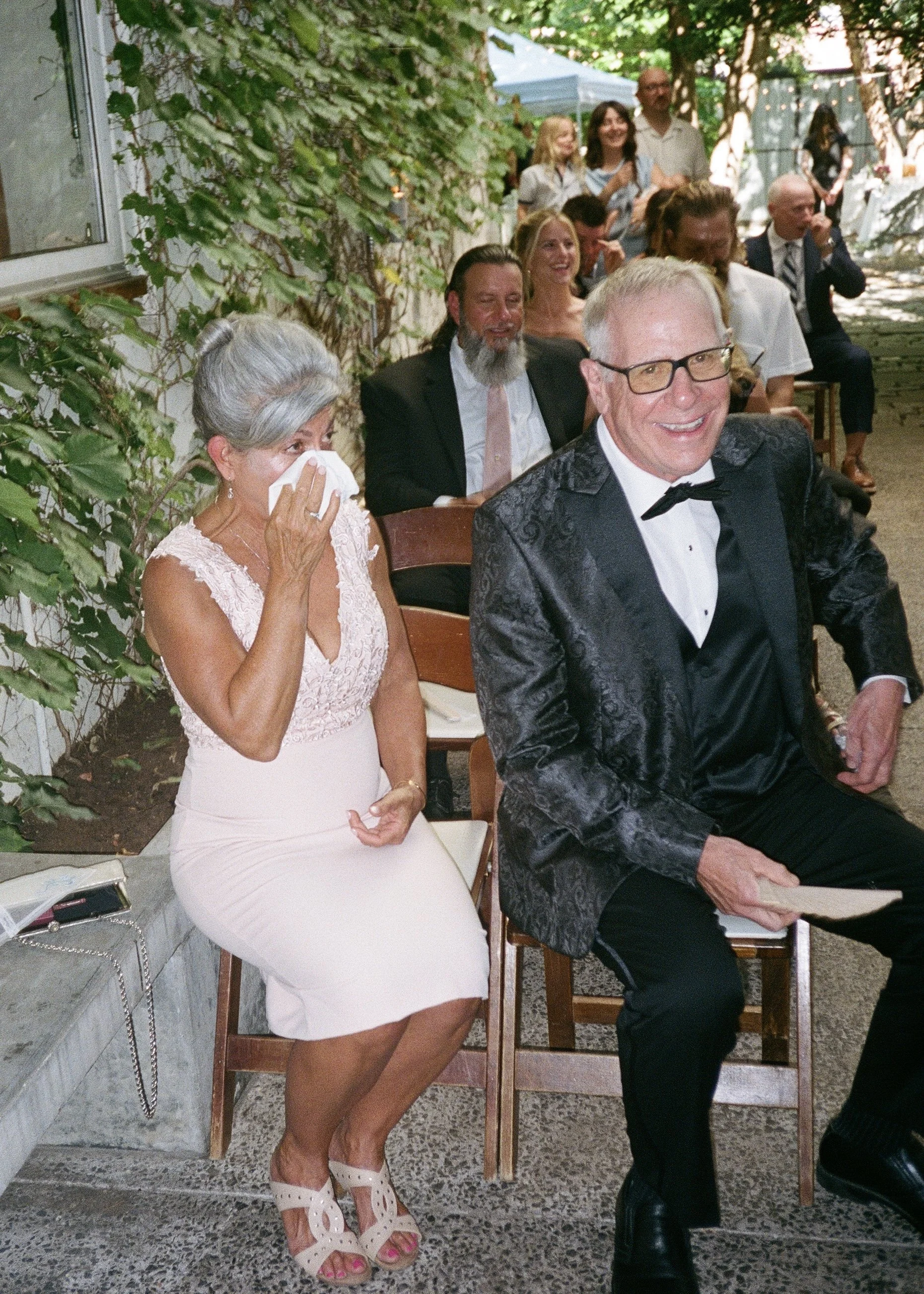 philadelphia-film-wedding-photographer-guests.jpg