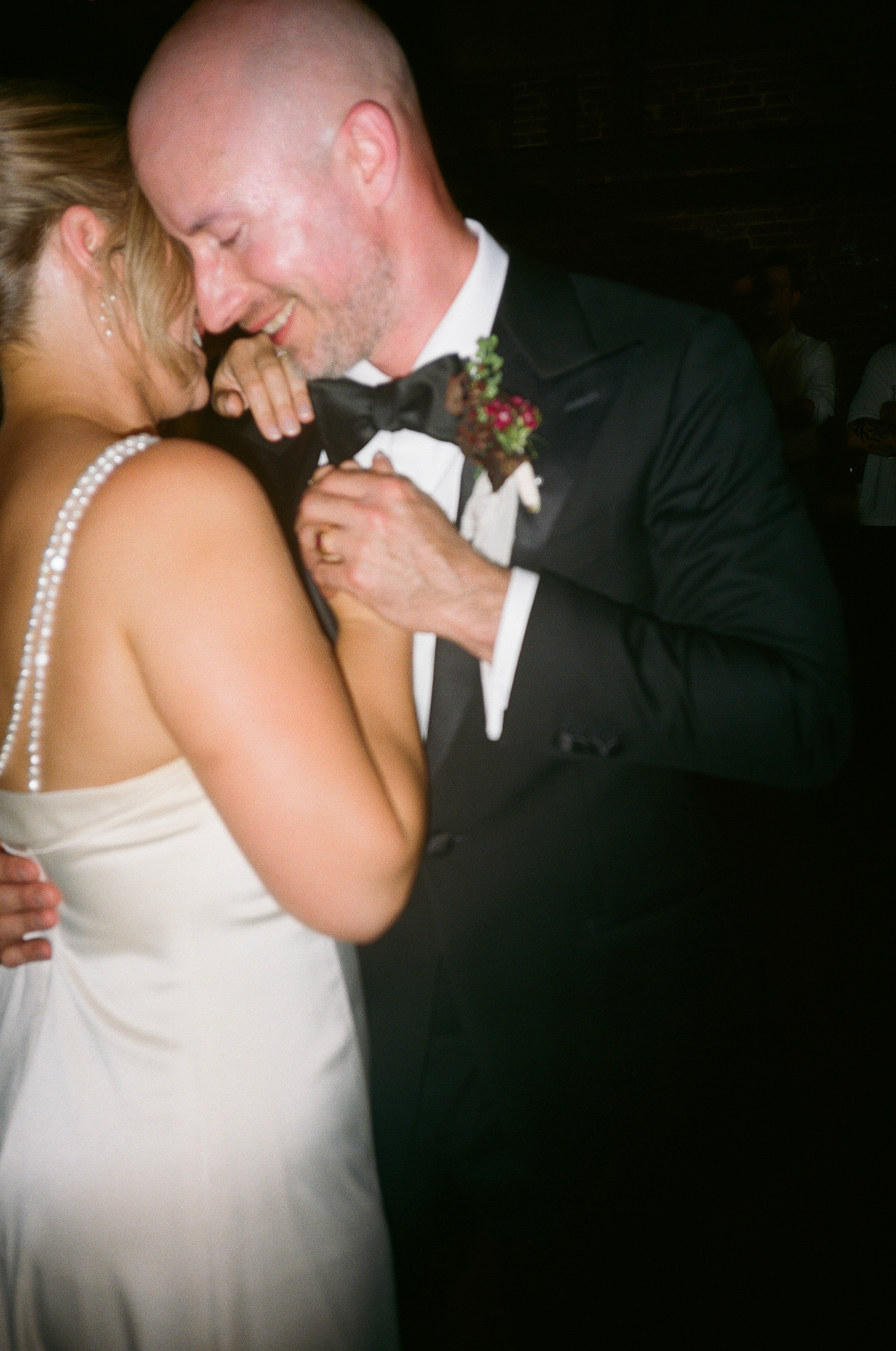 philadelphia-film-wedding-photographer-dance-floor-flash.png