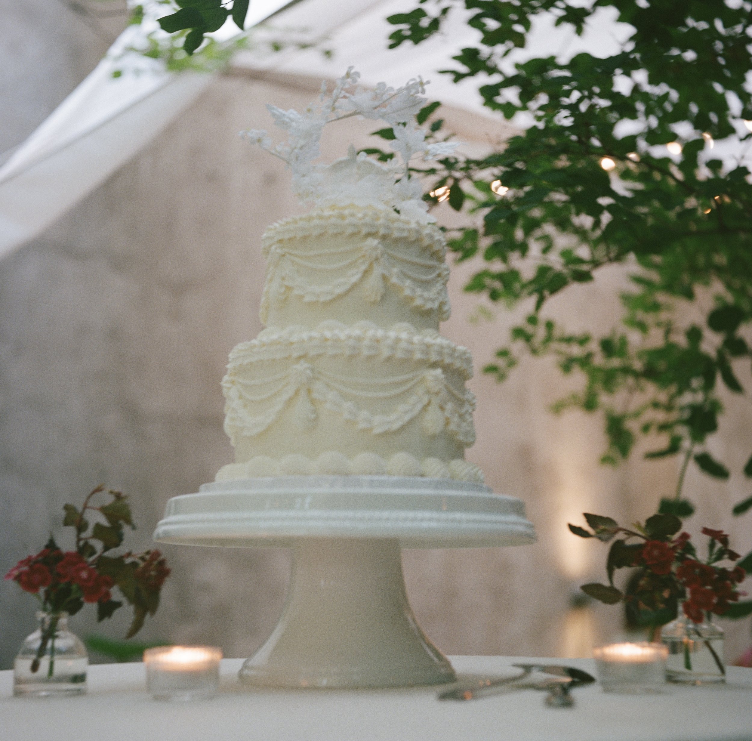 philadelphia-film-wedding-photographer-candid-isgros-cake-vintage.jpg