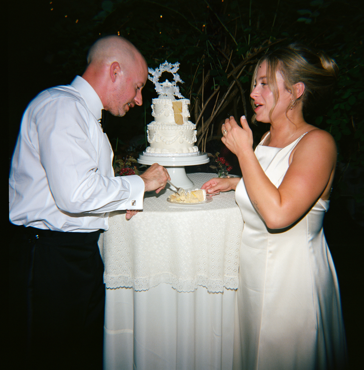 philadelphia-film-wedding-photographer-cake-vintage.png