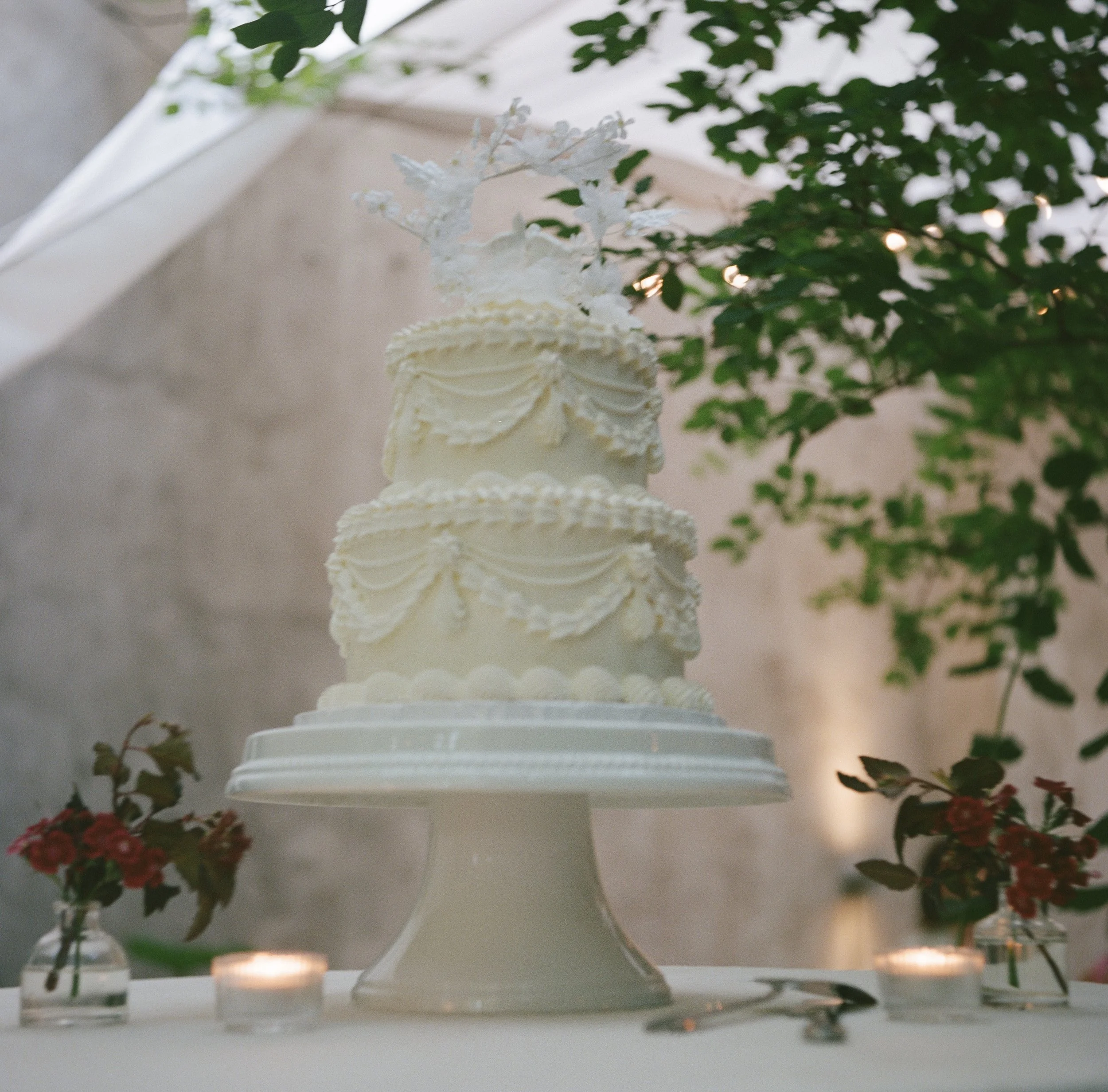 philadelphia-film-wedding-photographer-candid-isgros-cake-vintage.jpg