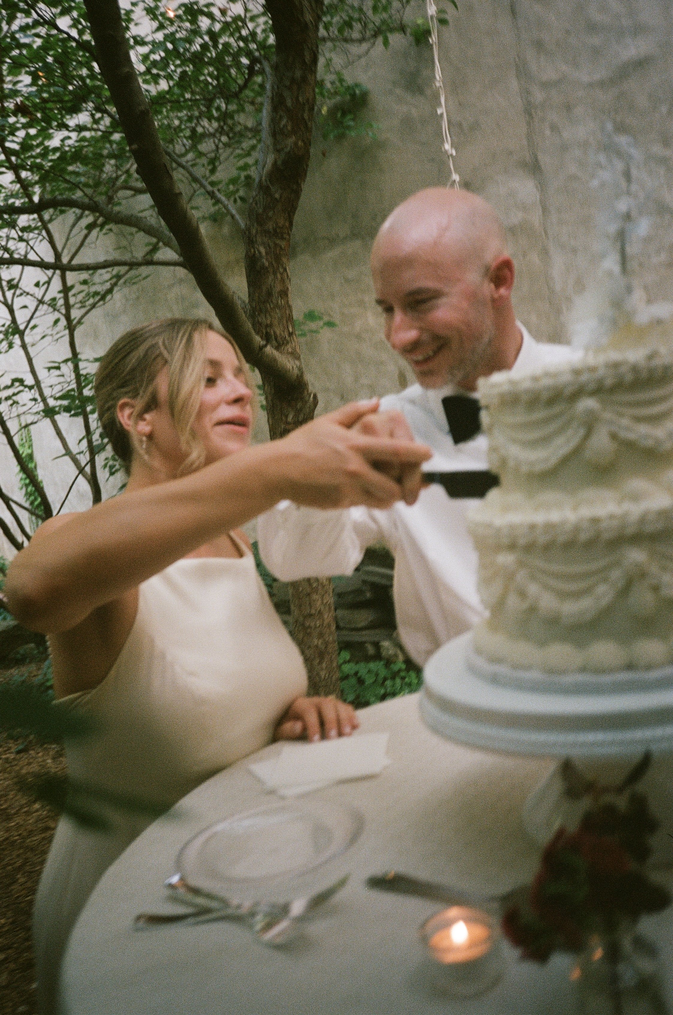 philadelphia-film-wedding-photographer-cake-cutting.jpg