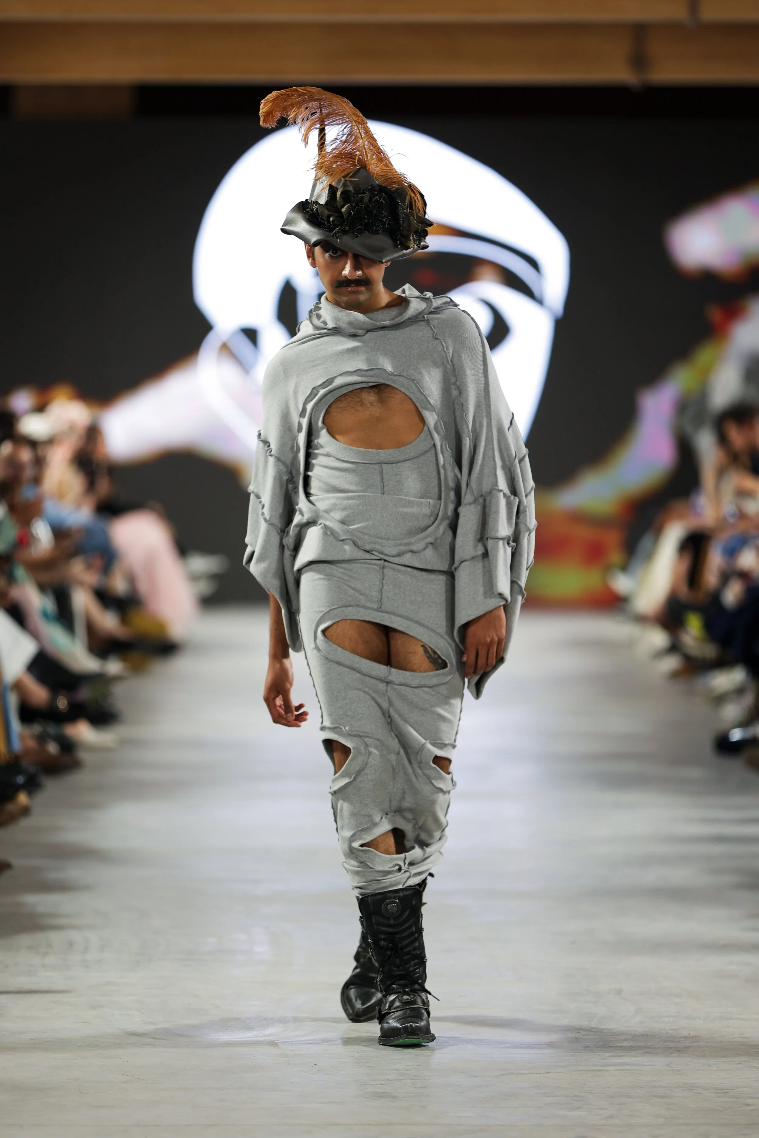29primary_L'UomoStrano_look9_day1_@cosplay_@devansakaria.jpg