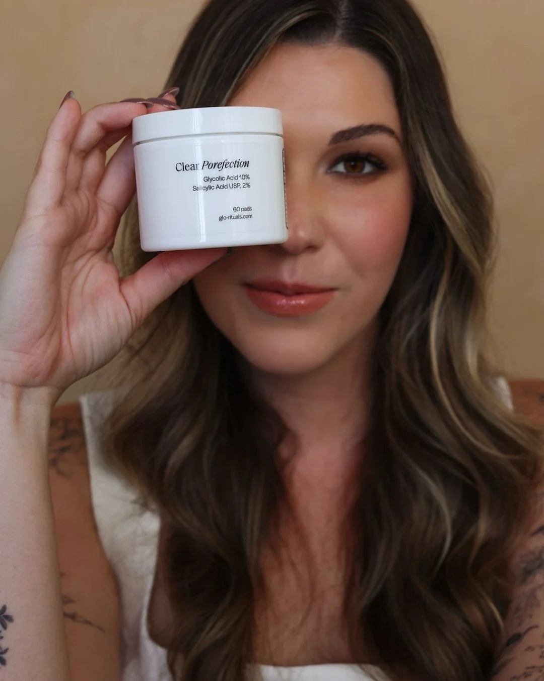 Introducing the Clear Porefection Toner Pads 💫
⠀⠀⠀⠀⠀⠀⠀⠀⠀
Think of them as your shortcut to smoother texture, refined pores, and that lit-from-within glow. With a powerful blend of glycolic + salicylic acids, these pads work hard so your skincare rou