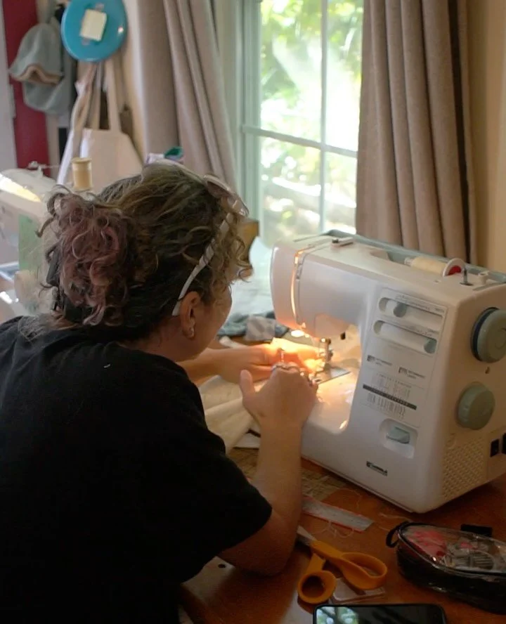 6 really rad gals spent the afternoon with me making cozy vests from trash and I just wanna show off their hard work!! If you want to learn to make a vest, I&rsquo;ll be posting the full vest tutorial / printable pattern on my Patreon on Wednesday🤗 