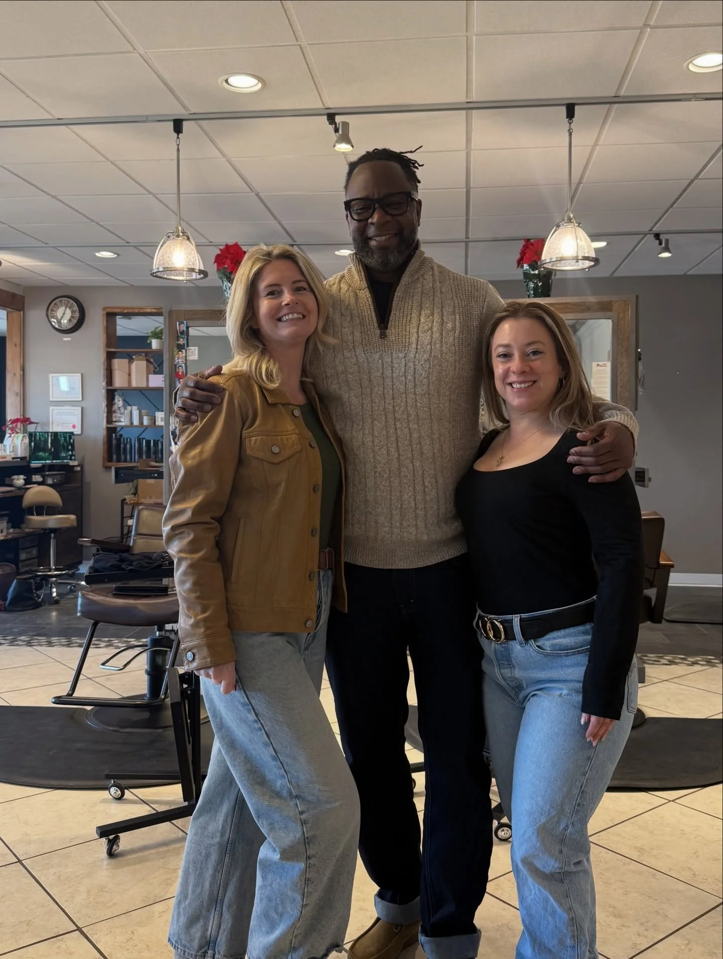 A huge thank you to THE @terrence_manning for your incredible workshop this past weekend! 

As the former barber for the New England Patriots, his expertise in this industry is truly UNMATCHED! 

Thank you again for coming down to our salon to share 