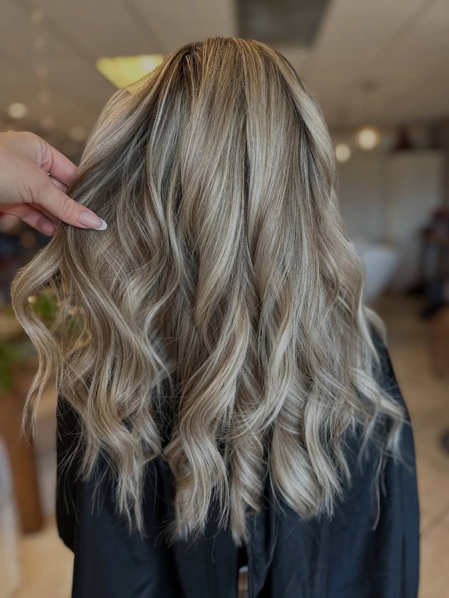 Behind every lived-in blonde is a stylist with INTENTION.

While the results [and grow out] may look effortless, there&rsquo;s an art to creating natural dimension. 

And that artist is @hairartist__healthcoach of course!

&bull;

COLOR: @lanzahairca