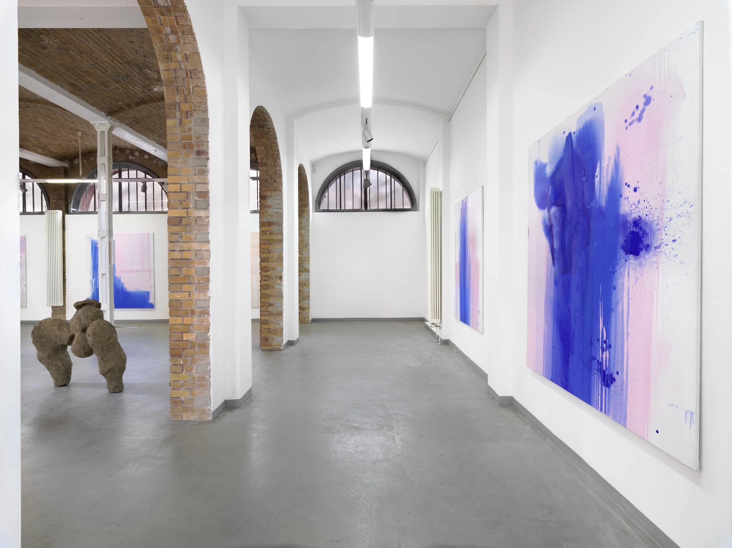 Image alt text Ein verwundeter Heiler, painting by Marie Birkedal, 200 × 180 cm, alongside a sculpture by Gloria Zein in Unterm Lederhimmel at Alte Feuerwache, 2024.