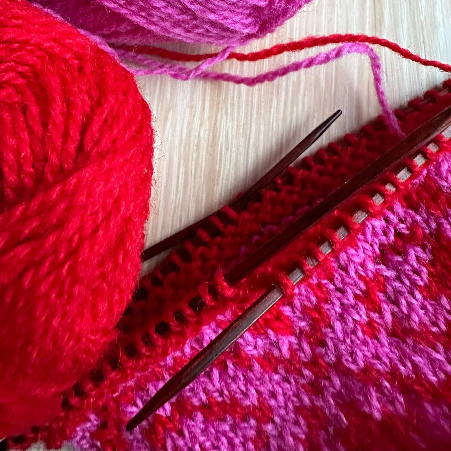 Har f&aring;tt helt hekta p&aring; disse to spreke garn fargene sammen! Det passer fint &aring; jobbe med et faskerikt strikkeprosjekt for &aring; lyse opp januar litt &hearts;️🩷&hearts;️🩷

#strikkeglede #knittinginspiration #januarstrikk #knitting