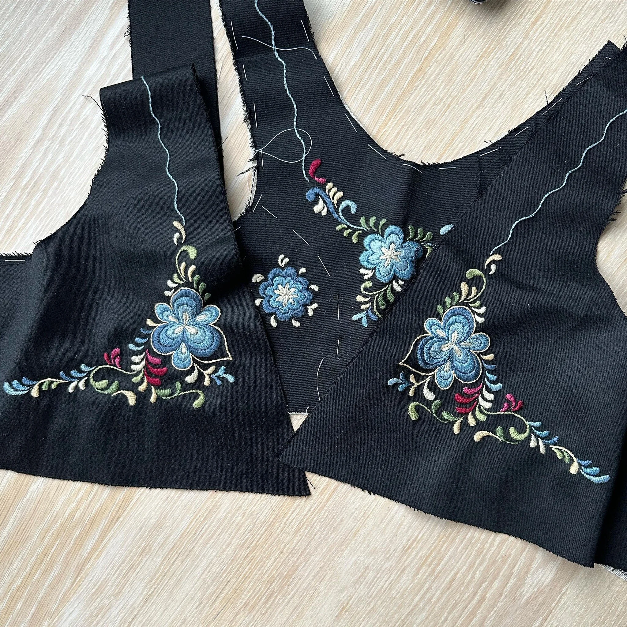 Hele livet til beltestakken er ferdig brodert 💙🩵 dette er Ingrid Haugland m&oslash;nsteret 🪡 

#beltestakk #bunad #telemarksbunad #beltestakkfratelemark #ingridhauglandm&oslash;nster #broderi #telemarksstakk