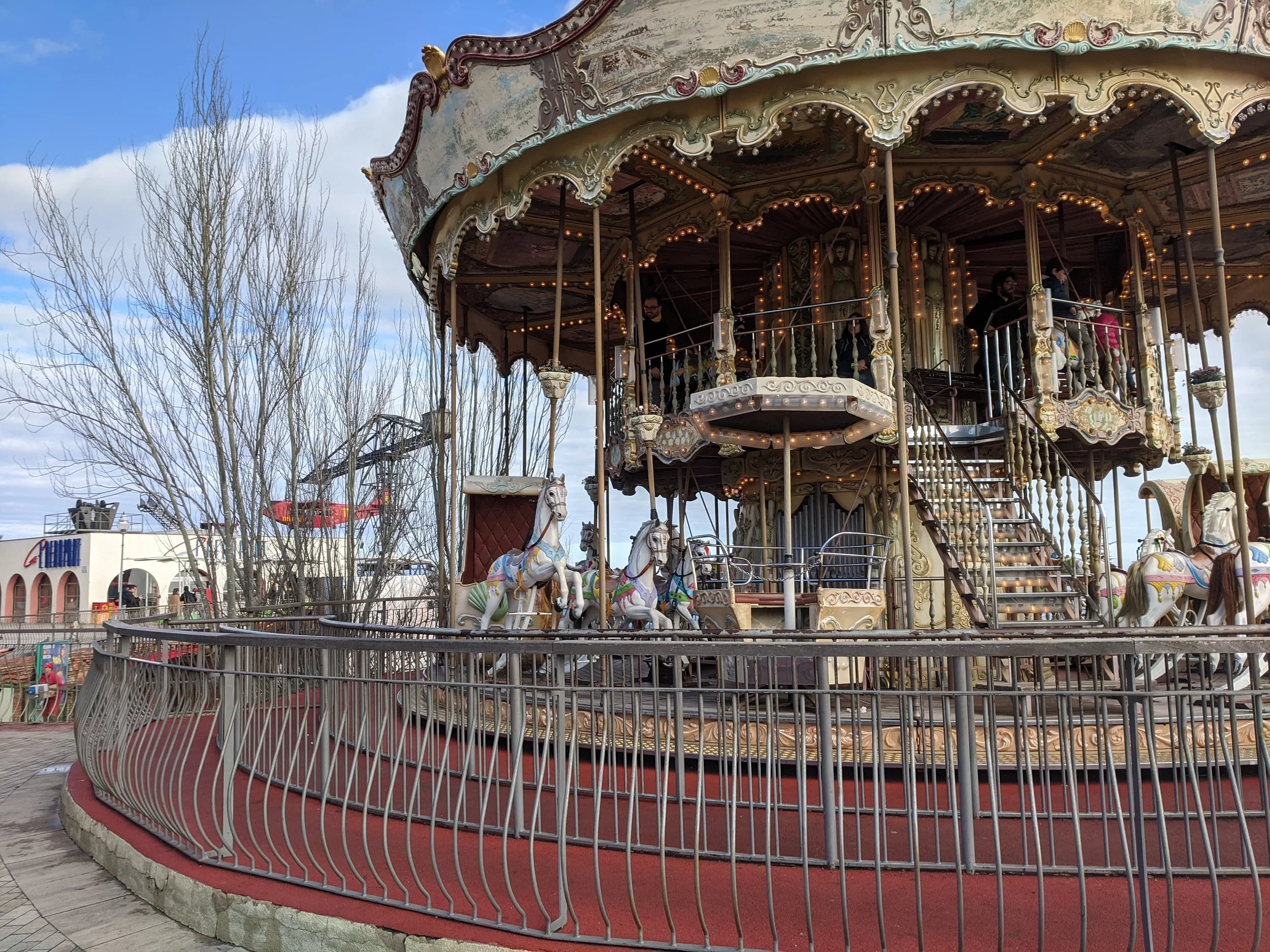 Fotografia del carrusel del Tibidabo a l'hivern.
