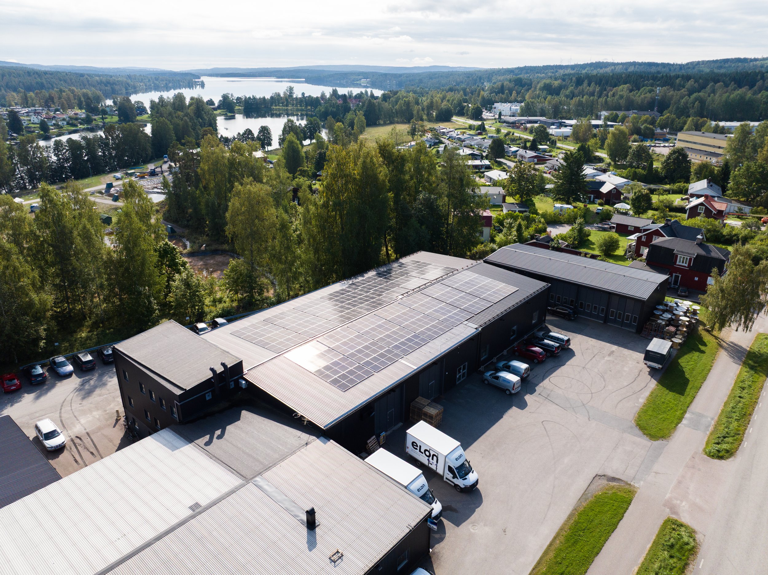 Flygfoto över Elbolaget Montage AB i Ludvika, visande en omfattande solcellsanläggning på företagets tak.