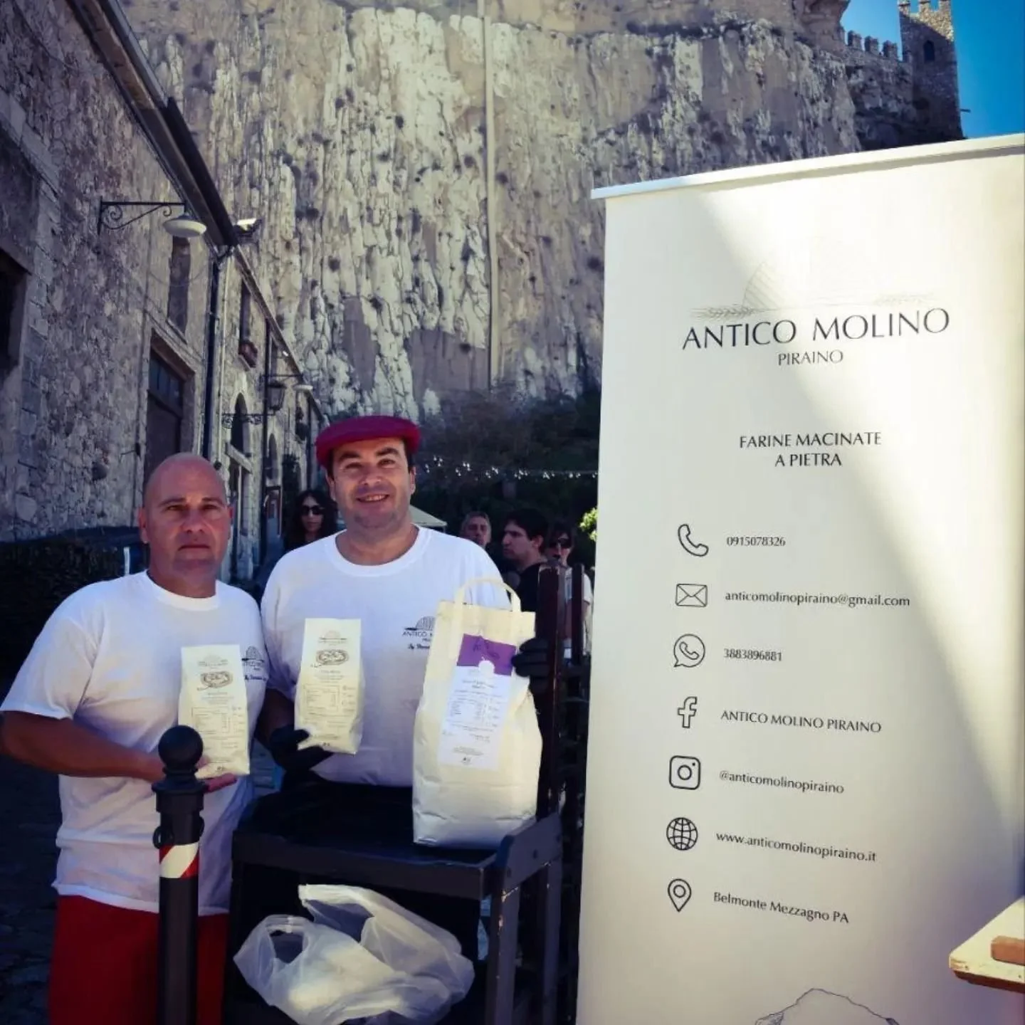 La scorsa domenica è stata veramente indimenticabile! Un grazie enorme alla Pizzeria Ristorante a Castellana e al maestro pizzaiolo Domenico Sireci per averci coinvolti nella Sagra della Salsiccia di Caccamo. Un successo oltre ogni aspettativa