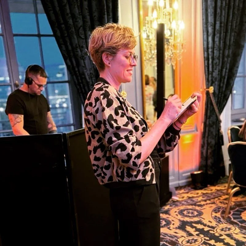 I am thrilled to share an unforgettable evening at the Four Seasons Hotels and Resorts Geneva, where I had the pleasure of illustrating luxury clients with personalized portraits. The ambiance was exquisite, and seeing the joy on their faces as their