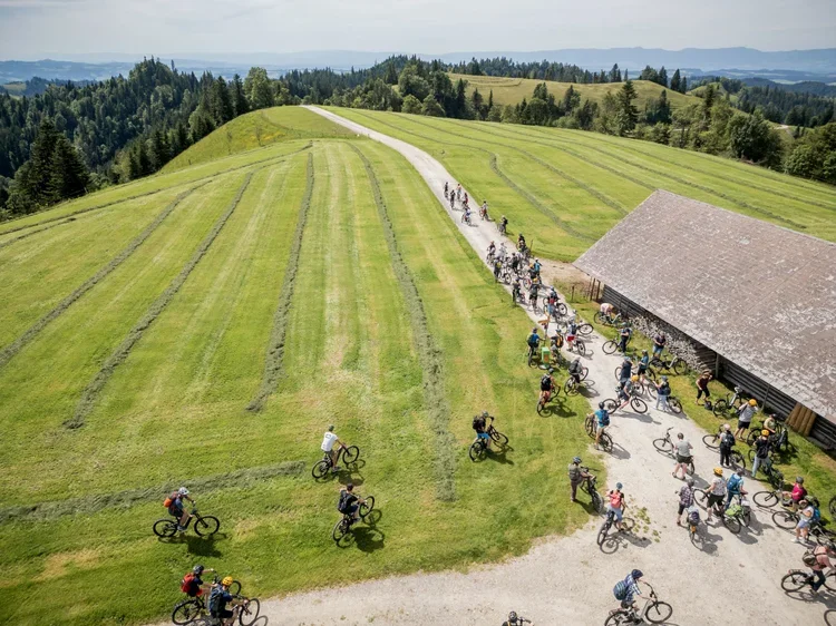 E-Bike-Gruppe-im-Emmental.webp