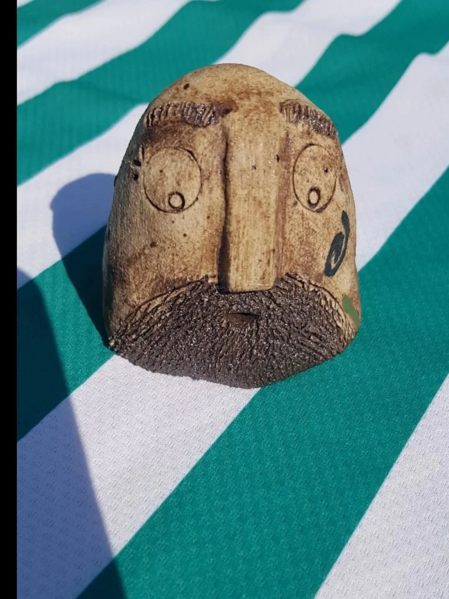 Gerald the Llandwyn Guardian has taken time off from his guardian duties to sit in the sun. Even a Llanddwyn Guardian has to top up his tan 😉.
#bryntegceramics #thellanddwynguardians #thegatheringbrynteg #stiwdiobrynteg