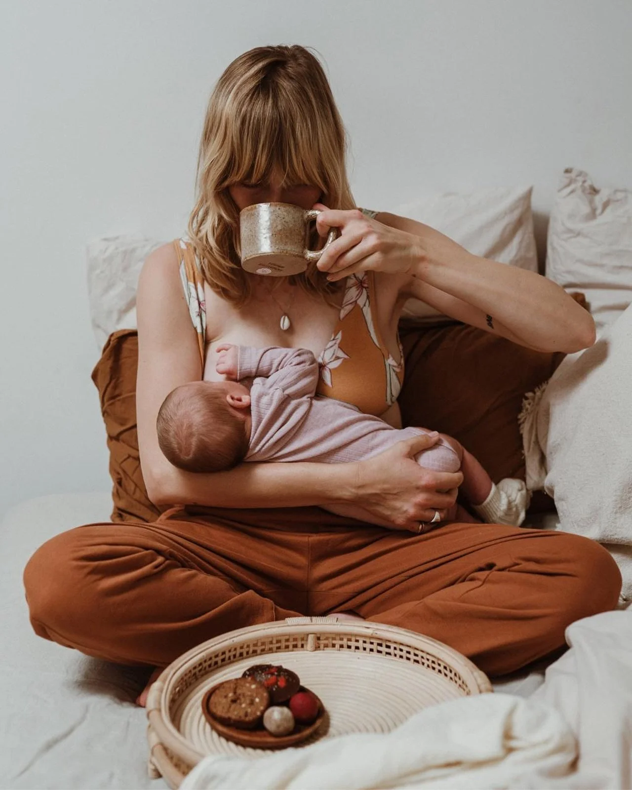 Mama Muun ist bald zur&uuml;ck 🤍

Die Wochen nach der Geburt ver&auml;ndern alles.
Sie sind wundersch&ouml;n &ndash; und manchmal auch &uuml;berw&auml;ltigend.
Wir glauben, dass jede Mama in dieser Zeit Unterst&uuml;tzung verdient.
Unterst&uuml;tzun