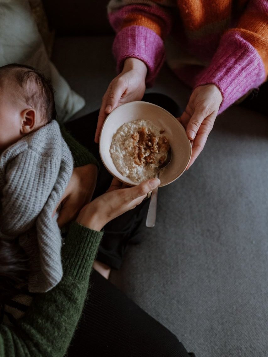 Food is a love language &ndash; besonders im Wochenbett.💛
Gut gen&auml;hrt zu sein ist in dieser Zeit kein Extra, es ist so wichtig.
Wenn jemand f&uuml;r dich kocht oder dir Essen bringt, ist das so viel mehr als nur praktisch.
Es ist eines der sch&