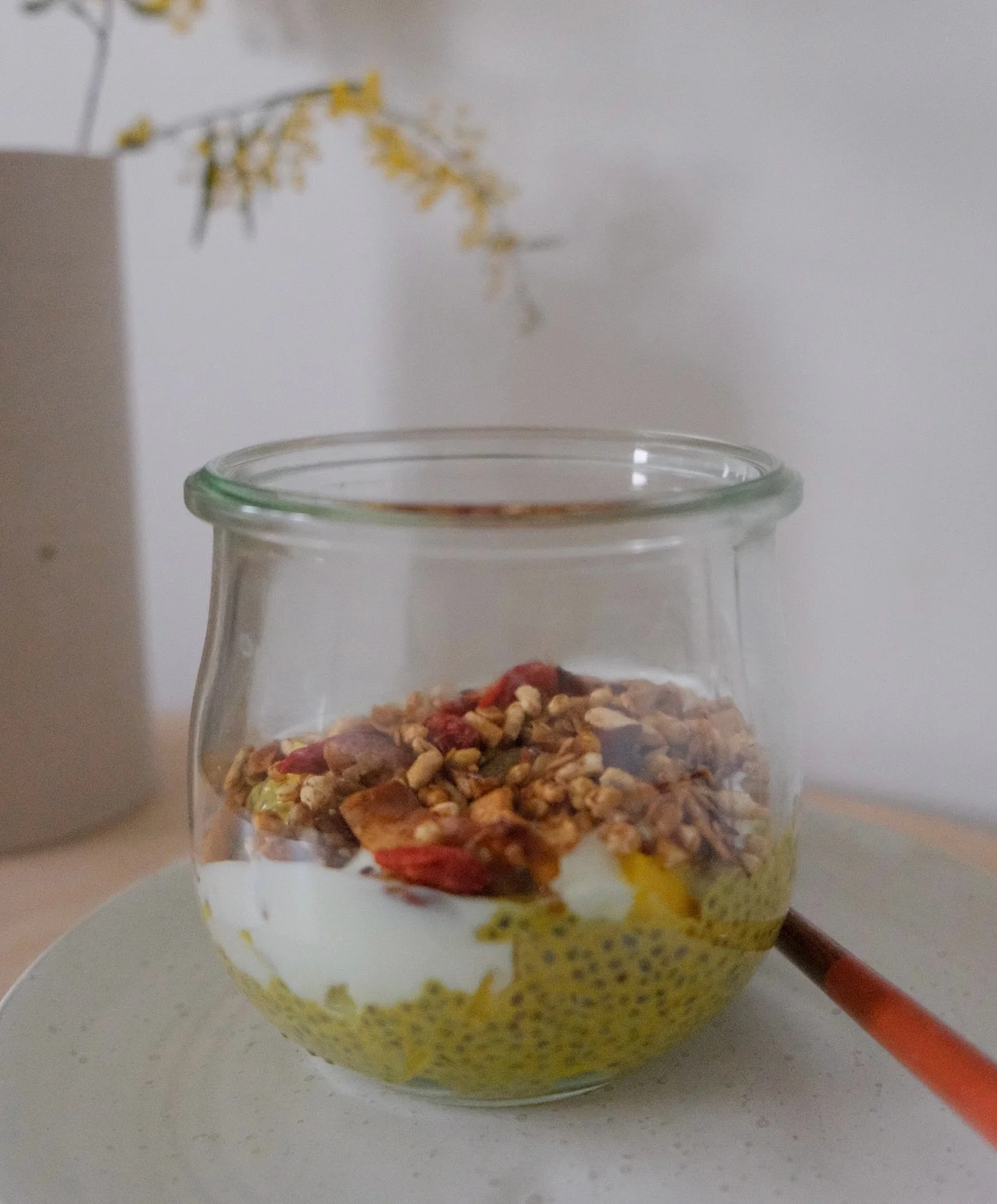 Golden Chia Pudding ✨

Schnell gemacht, cremig und mit w&auml;rmenden Gew&uuml;rzen. Besonders praktisch im Wochenbett, wenn Essen unkompliziert sein, satt machen und trotzdem richtig gut schmecken soll.

Zutaten:
2 EL Chiasamen
80 ml Milch deiner Wa