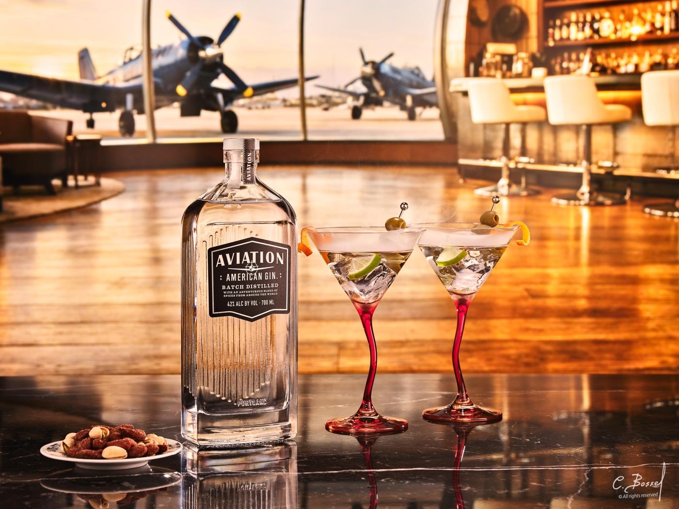 American Aviation Gin in an airport lounge ©Claude Bossel 