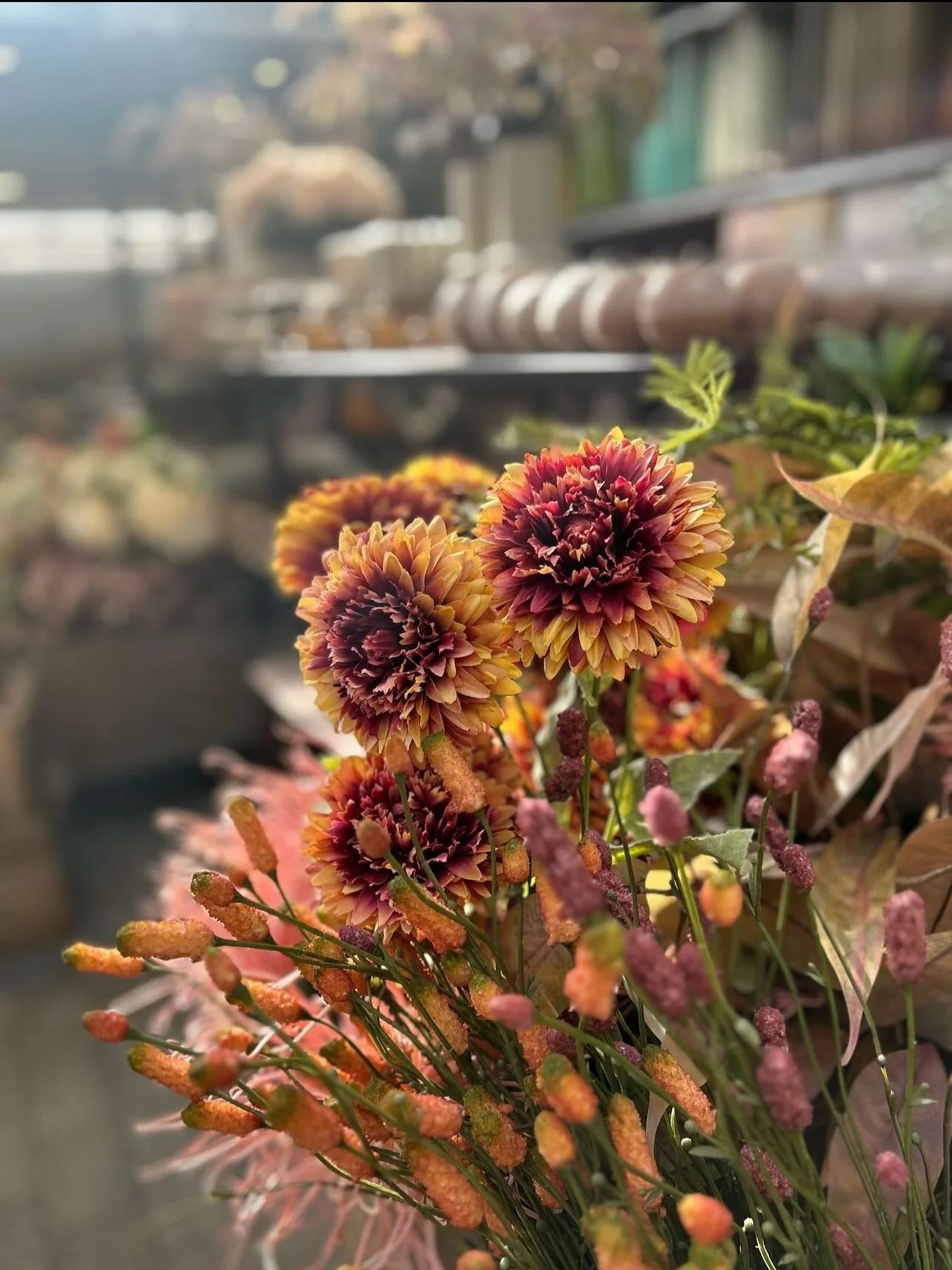 H&oslash;sten er p&aring; vei 🍂 M&oslash;rkere kvelder, tente lys og innekos 🍁 Butikken fylles opp av nyheter hver eneste dag! #h&oslash;st #interi&oslash;r #kunstigeplanter #hageland #vidyrkeropplevelsen #oddernesgartneri