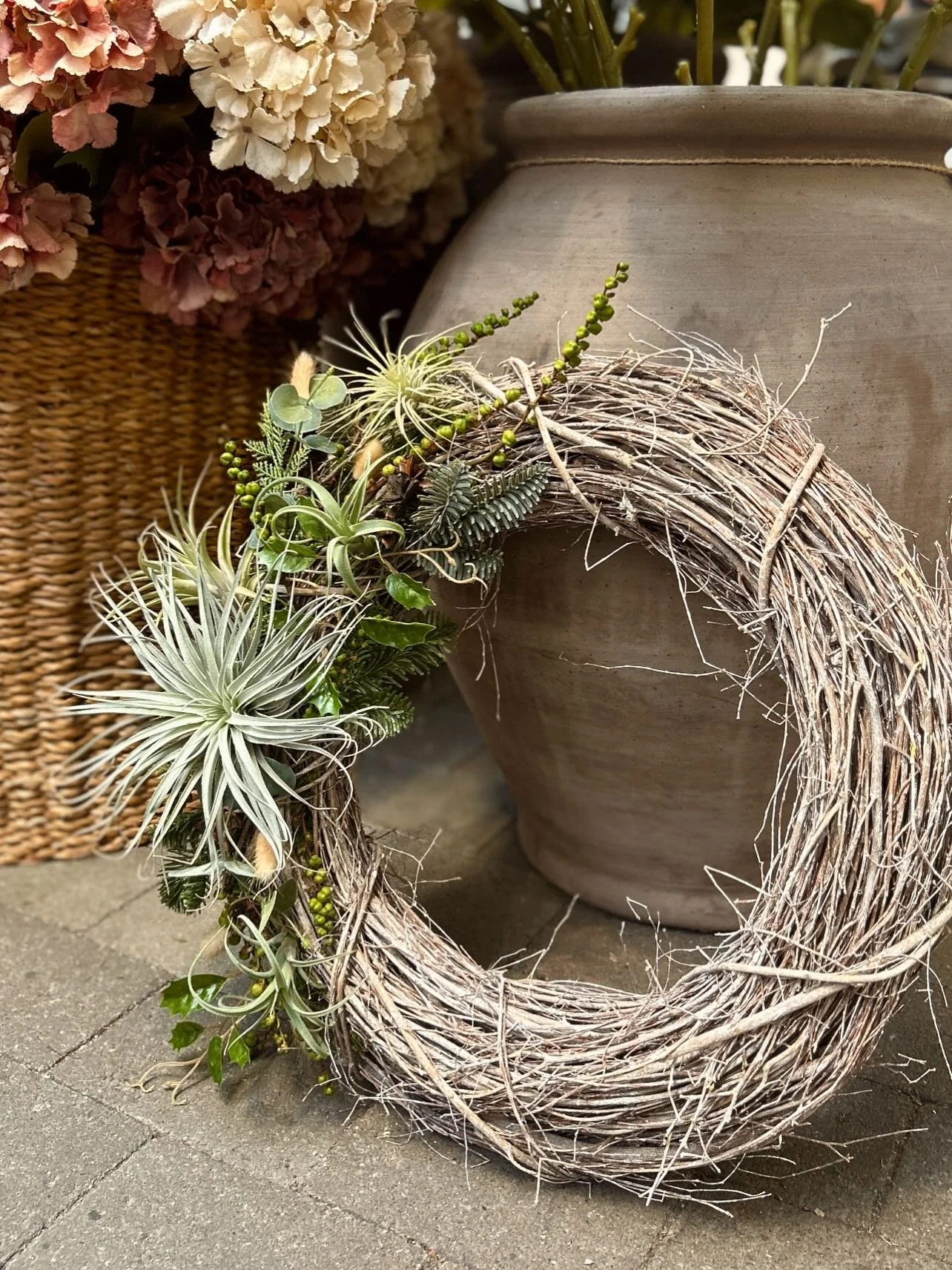S&aring; utrolig mye flott h&aring;ndverk produseres i binderiet hver eneste dag. Sm&aring; kunstverk av sesongens blomster 🌻 #hagelandkjeden #vidyrkeropplevelsen #binderi #krans #solsikke #bukett #dekorat&oslash;r #blomsterbutikk