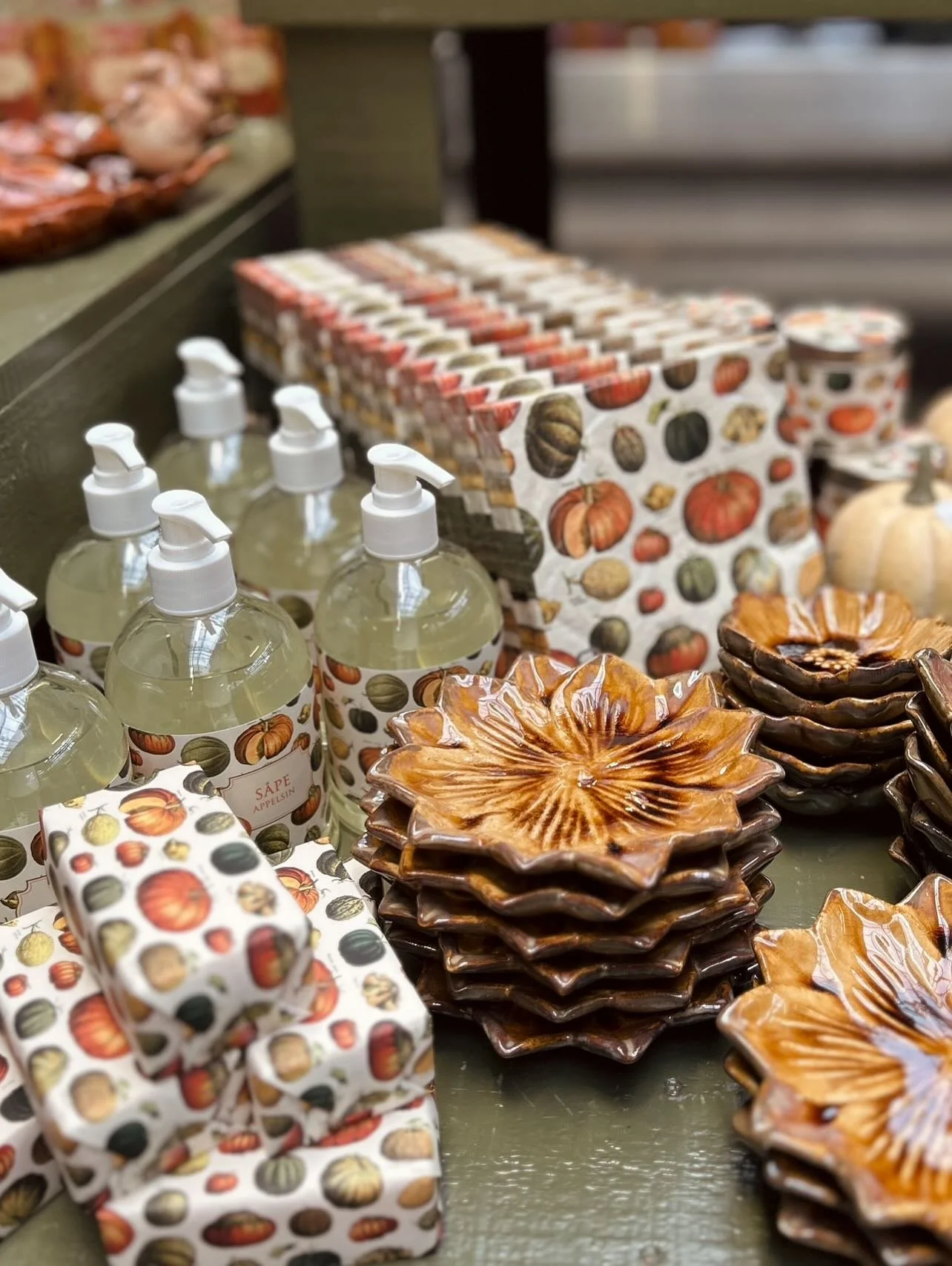 Velkommen innom for en hyggelig helgehandel 🍂☕️ #h&oslash;st #hagelandkjeden #interi&oslash;r #bukett #vidyrkeropplevelsen