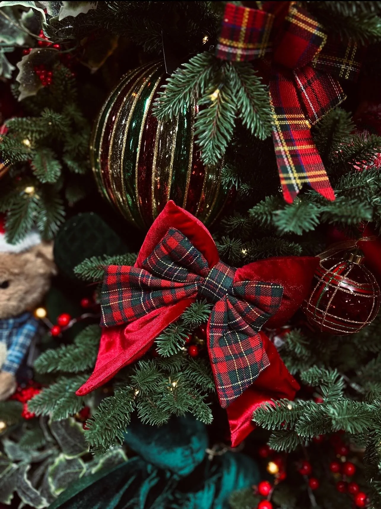 Julebutikken n&aelig;rmer seg klar. Mandag 3. november &oslash;nsker vi velkommen til &aring;pningsuke &hearts;️ I &aring;r har vi bare S&Aring; mye fint! Her er en smakebit p&aring; ett av &aring;rets tema: r&oslash;d eleganse ✨ Noe for deg? #christ