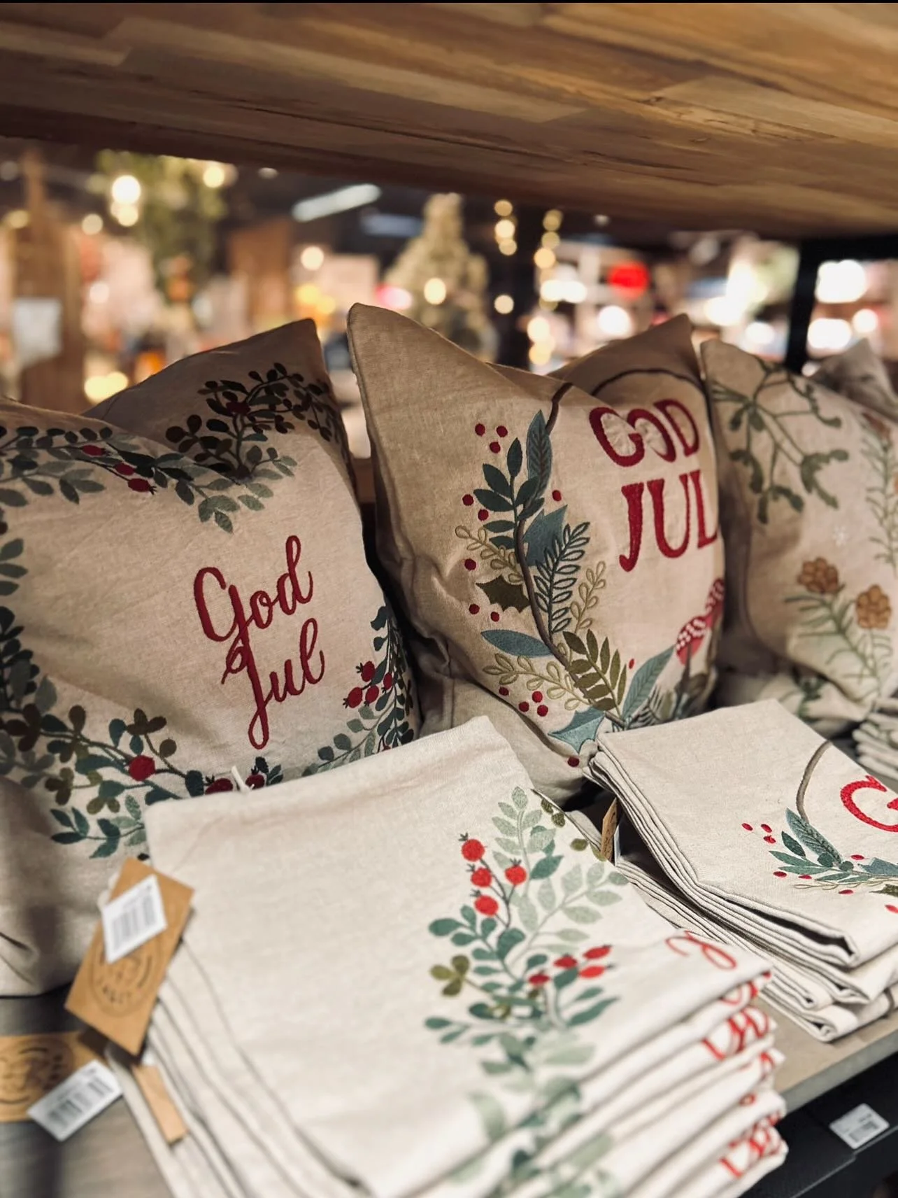 Endelig kom de! De nydelige h&aring;ndbroderte tekstilene ❤️ @trend_dsign Vi har ogs&aring; f&aring;tt p&aring;fyll av tekstiler fra @iblaursen