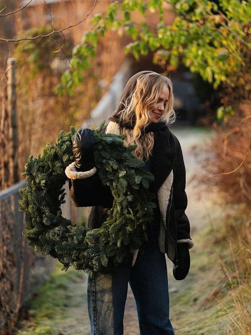 Ingenting sl&aring;r ekte vare. Granbar, mose, kongler, juleblomster i potte og juleblomster i vasen 🌲 Vi har alt du trenger til b&aring;de inngangspartiet og stua ❤️ Snart er det ogs&aring; tid for &aring; finne frem adventsstaken 🕯️🕯️🕯️🕯️ For 