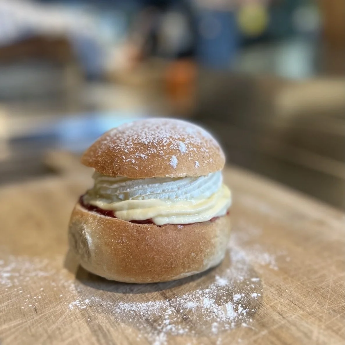 Fastelavnsboller f&aring;r du hos oss 🧁 Nyt den i kafeen eller ta den med deg hjem 🤍 49,-/stk