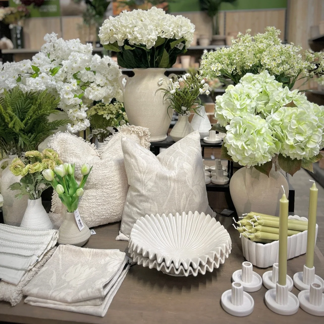 Mens vi venter p&aring; v&aring;ren ute, koser vi oss med masse lekre nyheter inne 🌸🤍 P&aring;skepynten har ogs&aring; begynt &aring; finne veien ut i butikk 🐥 S&aring; mye s&oslash;tt og fint!