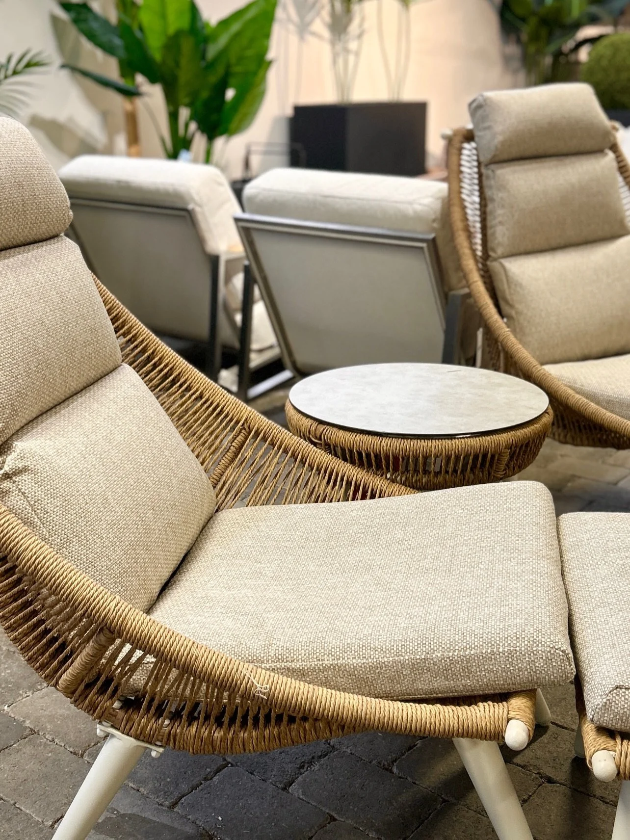 Sneak peek 👀 M&oslash;belavdelingen begynner &aring; ta form, og nye containere med m&oslash;bler kommer hver uke! I &aring;r har vi rekordmange nyheter, og bare s&aring;&aring; mye fint 😍 og ikke nok med det, i &aring;r har vi ogs&aring; satset st